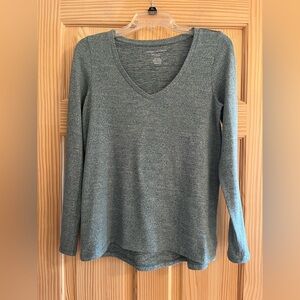 American Eagle Outfitters Women's Soft & Sexy Plush Long Sleeve V-Neck size Med